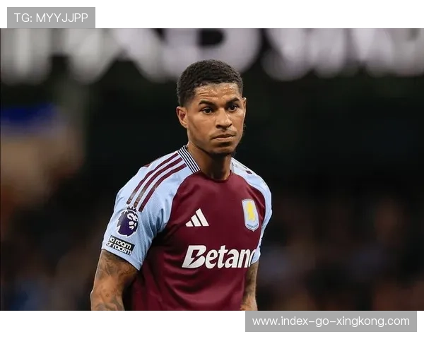 曼联在禁区左侧连续创造机会，拉什福德劲射被扑