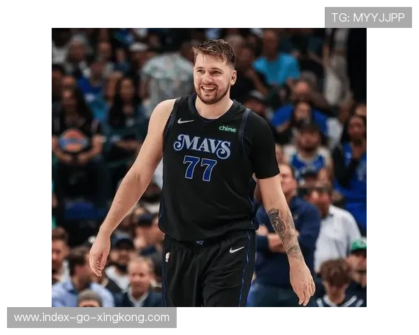 东契奇弧顶后仰旋转命中，独行侠全队鼓掌